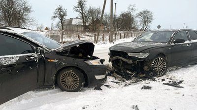 Лобове зіткнення: на Рівненщині в ДТП потрапила родина із малолітніми дітьми
ДТП Лобове зіткнення: на Рівненщині в ДТП потрапила родина із малолітніми дітьми
ДТП
