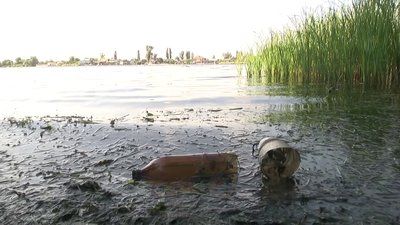 Херсонці прибирали сміття у гідропарку Херсонці прибирали сміття у гідропарку