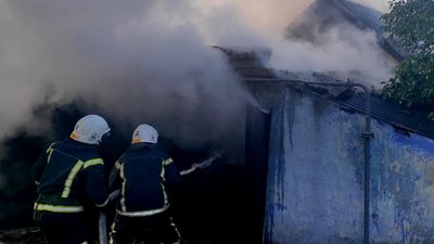 У Миколаївській області горів гараж та кухня в приватному будинку