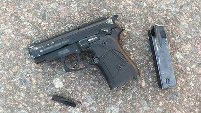 У Житомирі патрульні затримали чоловіка, який намагався викинути пістолет