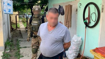 Зброю і наркотики виявили поліцейські в будинку жителя Закарпатської області Зброю і наркотики виявили поліцейські в будинку жителя Закарпатської області