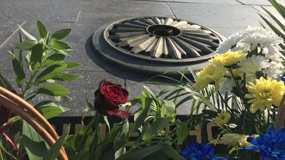 У Сумах покладанням квітів відзначили День вигнання нацистських окупантів з України
