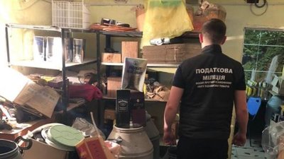 Виготовляли алкоголь в одному з гаражів Луцька: оголосили підозру чотирьом чоловікам