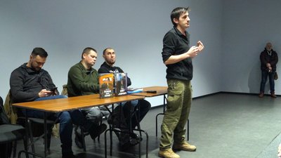 Четверо учасників бойових дій на Донбасі презентували свої нові книги в Дніпрі (ФОТО) Четверо учасників бойових дій на Донбасі презентували свої нові книги в Дніпрі (ФОТО)