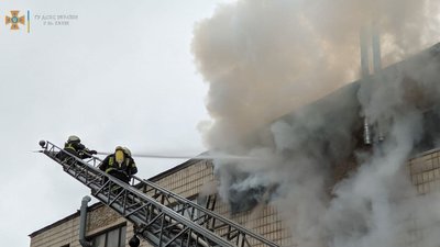 У центрі Києва горить складське приміщення, людей евакуювали — ДСНС У центрі Києва горить складське приміщення, людей евакуювали — ДСНС