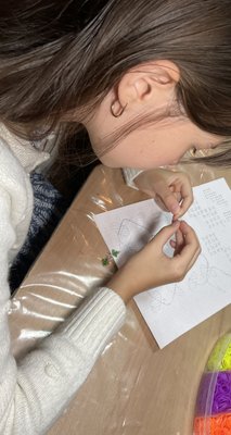 Малюють, роблять аплікації, іграшки. Як діти у Херсоні займаються арттерапією Малюють, роблять аплікації, іграшки. Як діти у Херсоні займаються арттерапією