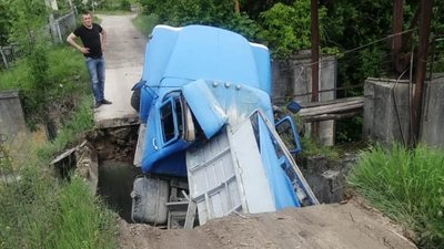 На Тернопільщині вантажівка провалилася на мосту