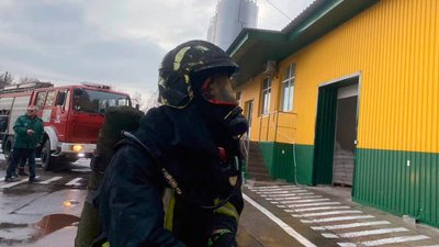 Горить понад 200 квадратних метрів: на Черкащині спалахнула пожежа на заводі Горить понад 200 квадратних метрів: на Черкащині спалахнула пожежа на заводі