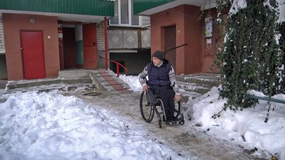 "Не пандус, а злітна смуга": подружжя волинян на кріслах колісних скаржаться на бар'єри в Ковелі "Не пандус, а злітна смуга": подружжя волинян на кріслах колісних скаржаться на бар'єри в Ковелі
