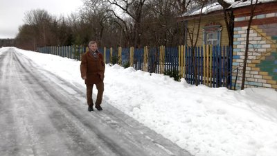 У прикордонному селі на Чернігівщині переселенець розмалював у національні кольори паркани, зупинку та іграшки