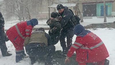 Підозра на перелом стегна: на Харківщині врятували літню жінку, яка впала біля лісу Підозра на перелом стегна: на Харківщині врятували літню жінку, яка впала біля лісу
