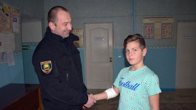 На Донеччині поліціянт врятував двох школярів, що провалились під лід На Донеччині поліціянт врятував двох школярів, що провалились під лід