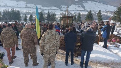 На Закарпатті попрощалися із полеглим захисником Михайлом Корішем На Закарпатті попрощалися із полеглим захисником Михайлом Корішем