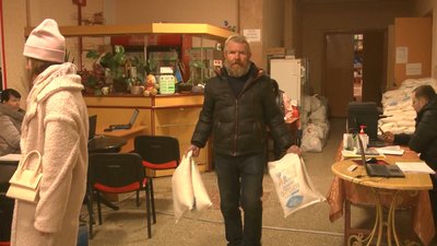 У Штабі допомоги переселенцям продуктові набори люди отримають з першого дня повномасштабного вторгнення У Штабі допомоги переселенцям продуктові набори люди отримають з першого дня повномасштабного вторгнення