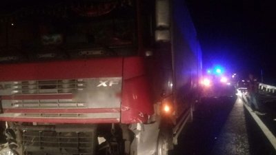 Фото з місця події. Вантажівка "ДАФ" після зіткнення з легковиком "Opel"