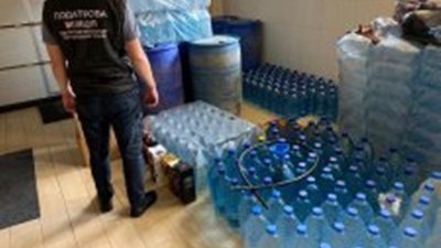 Фальсифікат: 1200 літрів спирту та 100 літрів алкоголю знайшли у волинянина Фальсифікат: 1200 літрів спирту та 100 літрів алкоголю знайшли у волинянина