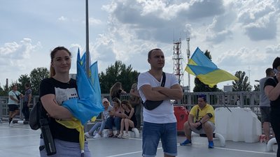 З прапорами та м'ячами: як у "Борисполі" зустрічають збірну України з футболу