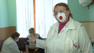 Пасажирів, співробітників та охочих містян вакцинують на вокзалі у Смілі на Черкащині Пасажирів, співробітників та охочих містян вакцинують на вокзалі у Смілі на Черкащині