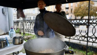Усіх безкоштовно пригощали фірмовим пловом із казана Усіх безкоштовно пригощали фірмовим пловом із казана