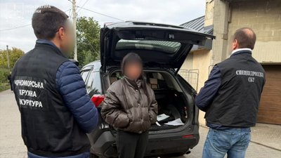 Хабар за оформлення землі, посадовиця сільради, Одеський район