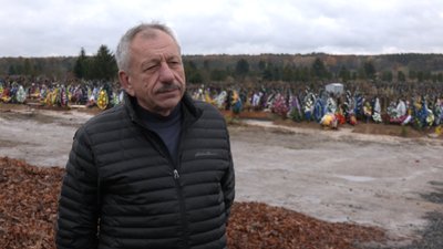 Куди комунальники та містяни дівають зібране опале листя у Луцьку — Василь Цетнар Куди комунальники та містяни дівають зібране опале листя у Луцьку — Василь Цетнар