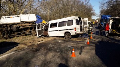 У Кіровоградскій області під час аварії травмувалися троє людей У Кіровоградскій області під час аварії травмувалися троє людей