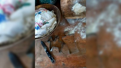 Тісто та "вирубки" для пряників на дерев'яному столі Тісто та "вирубки" для пряників на дерев'яному столі