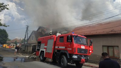 Складські приміщення мотелю горіли в Мукачеві. Травмованих немає Складські приміщення мотелю горіли в Мукачеві. Травмованих немає