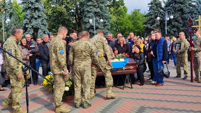 Загинули на Донеччині: у Черкасах попрощались з двома розвідниками Загинули на Донеччині: у Черкасах попрощались з двома розвідниками