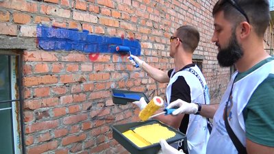 Житомиряни провели антинаркотичний рейд – замалювали на стінах 200 написів з рекламою наркотиків
