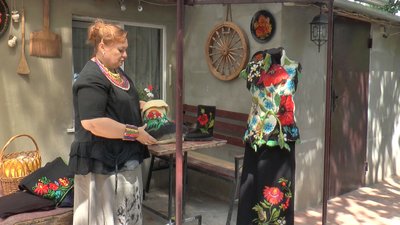 Майстриня Неоніла Свєтозарова зі своїми виробами Майстриня Неоніла Свєтозарова зі своїми виробами