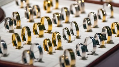 На Дніпропетовщині продавчиню ювелірного магазину підозрюють у привласненні прикрас на 2,5 млн грн