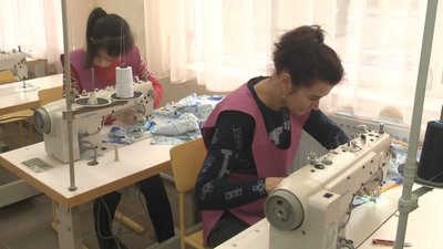 Учениці вже освоїли та закріплюють знання з пошиву фартухів. Учениці вже освоїли та закріплюють знання з пошиву фартухів.