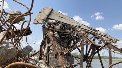 На Харківщині відновлюють зруйнований міст На Харківщині відновлюють зруйнований міст