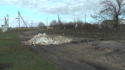 У селі Прибузьке, що на Миколаївщині, яму на дорозі засипали сміттям