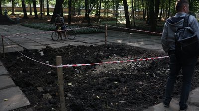 Розкопки під радянським пам'ятником у Чернівцях Розкопки під радянським пам'ятником у Чернівцях