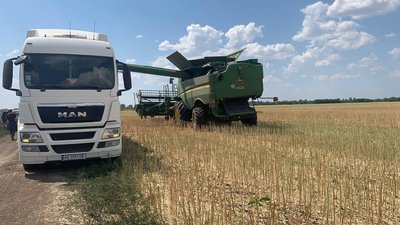 Збирають врожай під обстрілами. Як проходять жнива у Криворізькому районі Збирають врожай під обстрілами. Як проходять жнива у Криворізькому районі