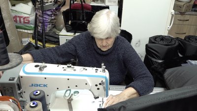 Черкаські волонтерки шиють плащі, що захищають від тепловізорів Черкаські волонтерки шиють плащі, що захищають від тепловізорів