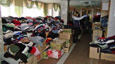 У волонтерському пункті в Луцьку – нова "соціальна вітрина" із взуттям