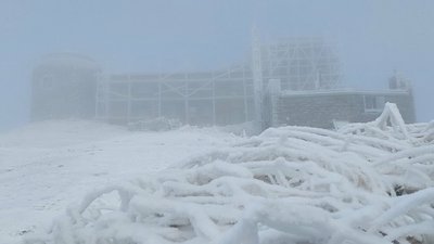 На горі Піп Іван у Карпатах температура повітря опустилася до 5° морозу