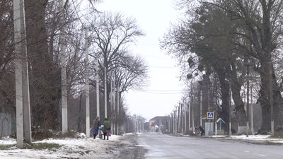Дорога у селищі Богданівці, якою йдуть люди, за словами місцевих жителів, не освітлюється, і це створює небезпеку як для пішоходів, так і для водіїв. Фото: Суспільне. Поділля. Дорога у селищі Богданівці, якою йдуть люди, за словами місцевих жителів, не освітлюється, і це створює небезпеку як для пішоходів, так і для водіїв. Фото: Суспільне. Поділля.