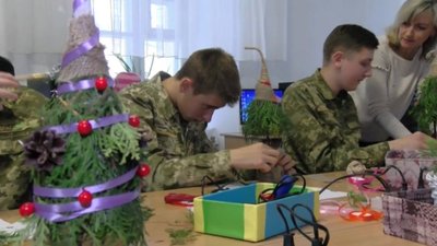 Ліцеїсти у Луцьку вчилися виготовляти новорічні деревця Ліцеїсти у Луцьку вчилися виготовляти новорічні деревця