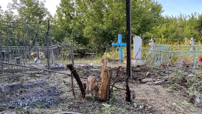 Зруйновані могили, пошкоджені лінії електропередач, вибиті шибки та дахи — наслідки ранкового обстрілу Миропілля