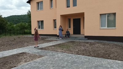 Новозбудований будинок, у який поселили сім'ю з дітьми Новозбудований будинок, у який поселили сім'ю з дітьми