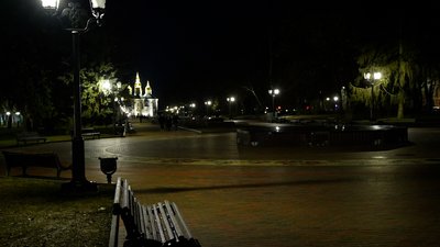 Увімкнене вуличне освітлення на так званій "Алеї героїв"