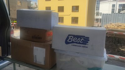 Волонтери з Канади передали в лікарні Житомирщини дефіцитні медзасоби