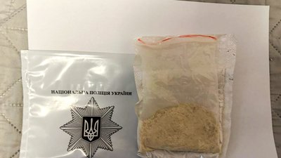 Психотропи та бурштин: у жителя Рівненського району під час обшуку вилучили заборонені речовини Психотропи та бурштин: у жителя Рівненського району під час обшуку вилучили заборонені речовини