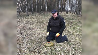 Олександр Борисенко показує протитанкову міну Олександр Борисенко показує протитанкову міну
