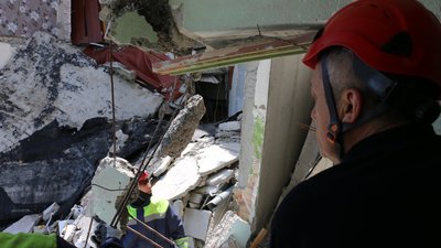 Через три місяці після влучання снаряда РФ з-під завалів у Харкові дістали тіла двох людей