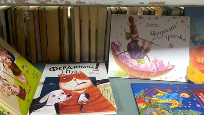 книжки у центральній бібліотеці Краматорська книжки у центральній бібліотеці Краматорська